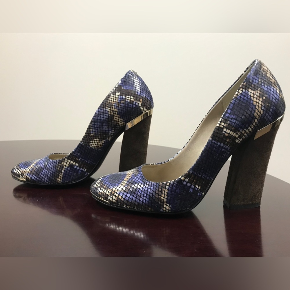 Beautiful closed toe, chunky heel pump - Picture 5 of 6